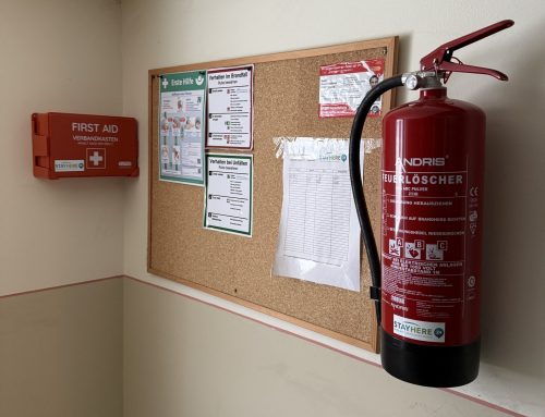 Sicherheit in unseren Ferienwohnungen: Feuerlöscher, Erste‑Hilfe‑Koffer und Rauchmelder